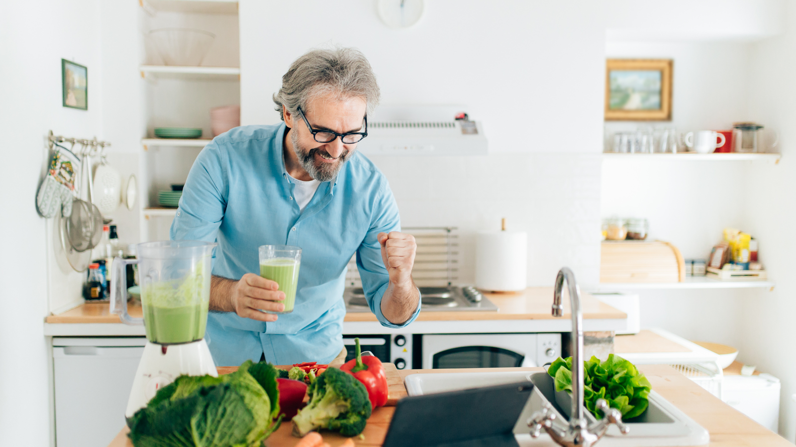 Reduce prostate inflammation naturally with nutrient-rich foods and lifestyle habits — a healthy middle-aged man preparing a smoothie for men’s wellness and energy.