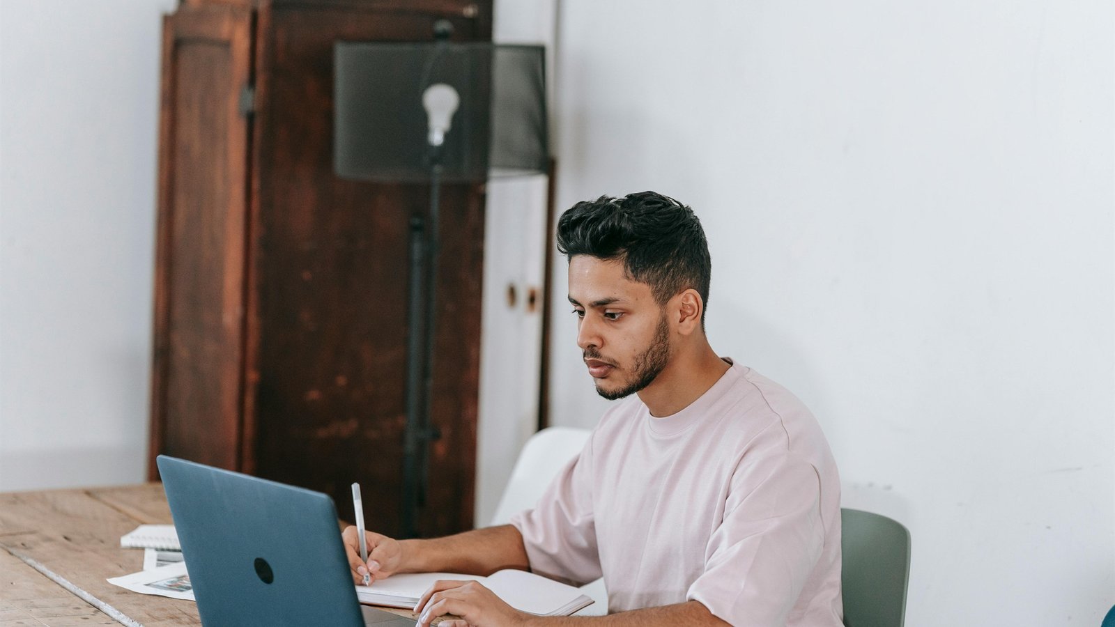attention residue at work reset with a notebook and laptop for focused knowledge work